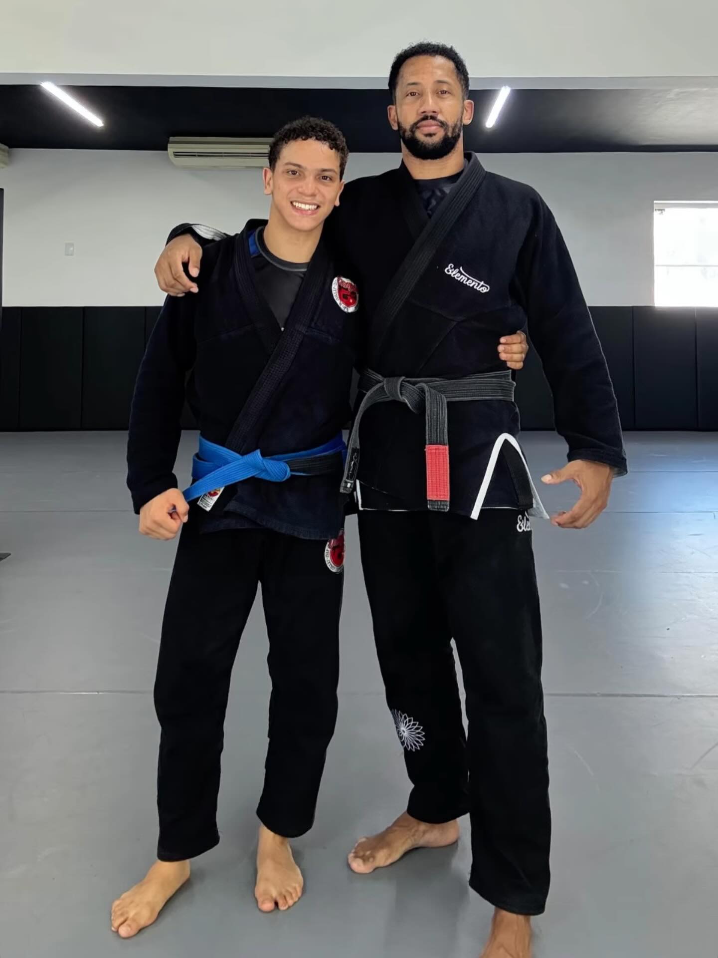 O Kimono Classic Preto te coloca em destque, fala a verdade!

Na foto André Nunes, black belt duríssimo, usando sua armadura.

Vamos garantir o seu? Link na bio!

🥋